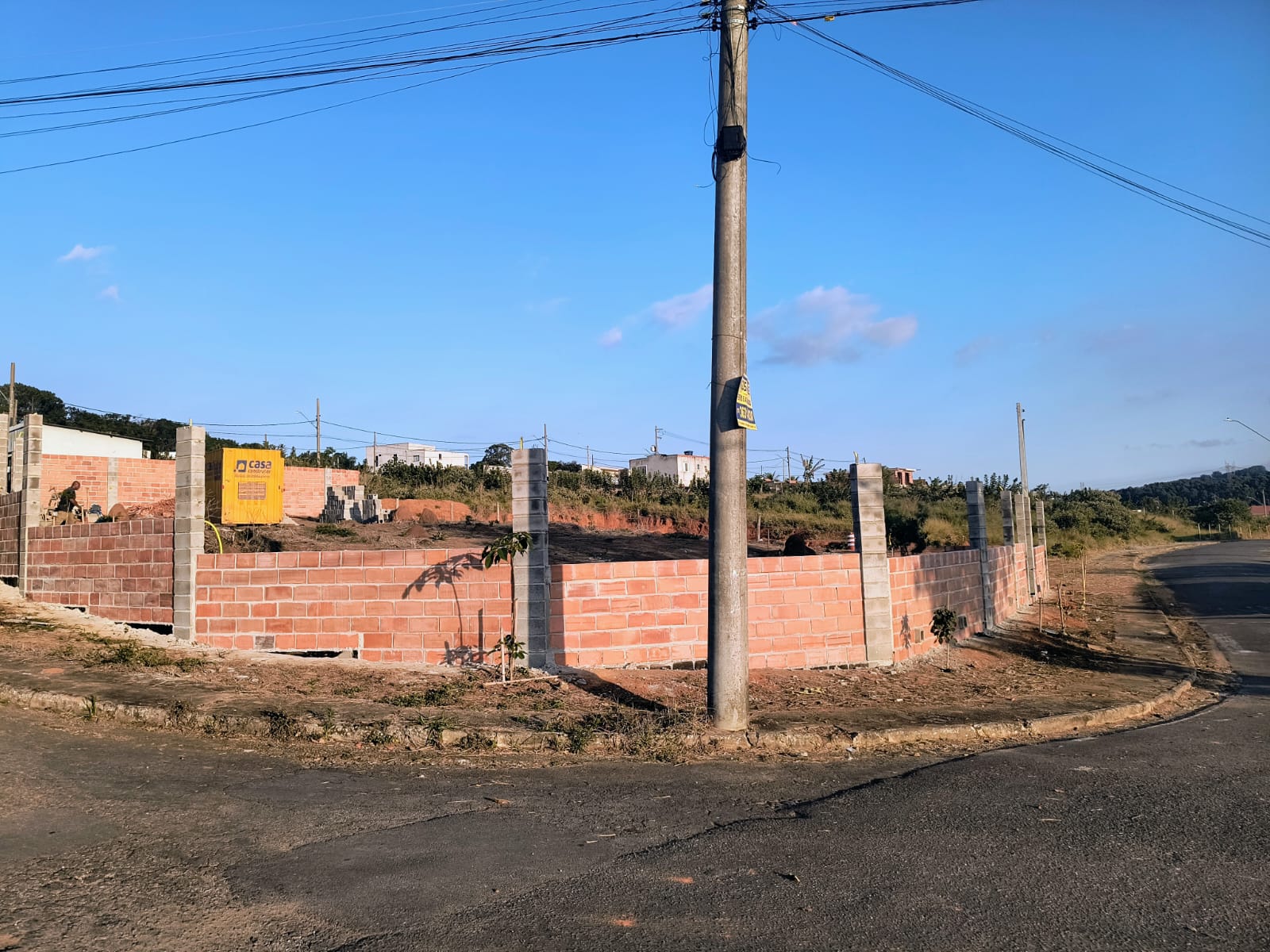 Muro de divisa e terreno preparado para início da obra