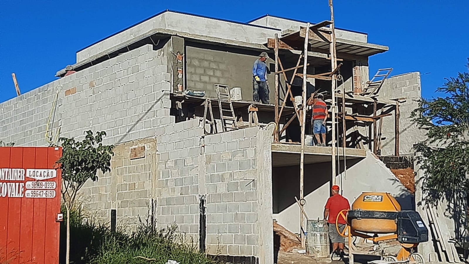 Obra de dois pavimentos em blocos estruturais com equipe atuando