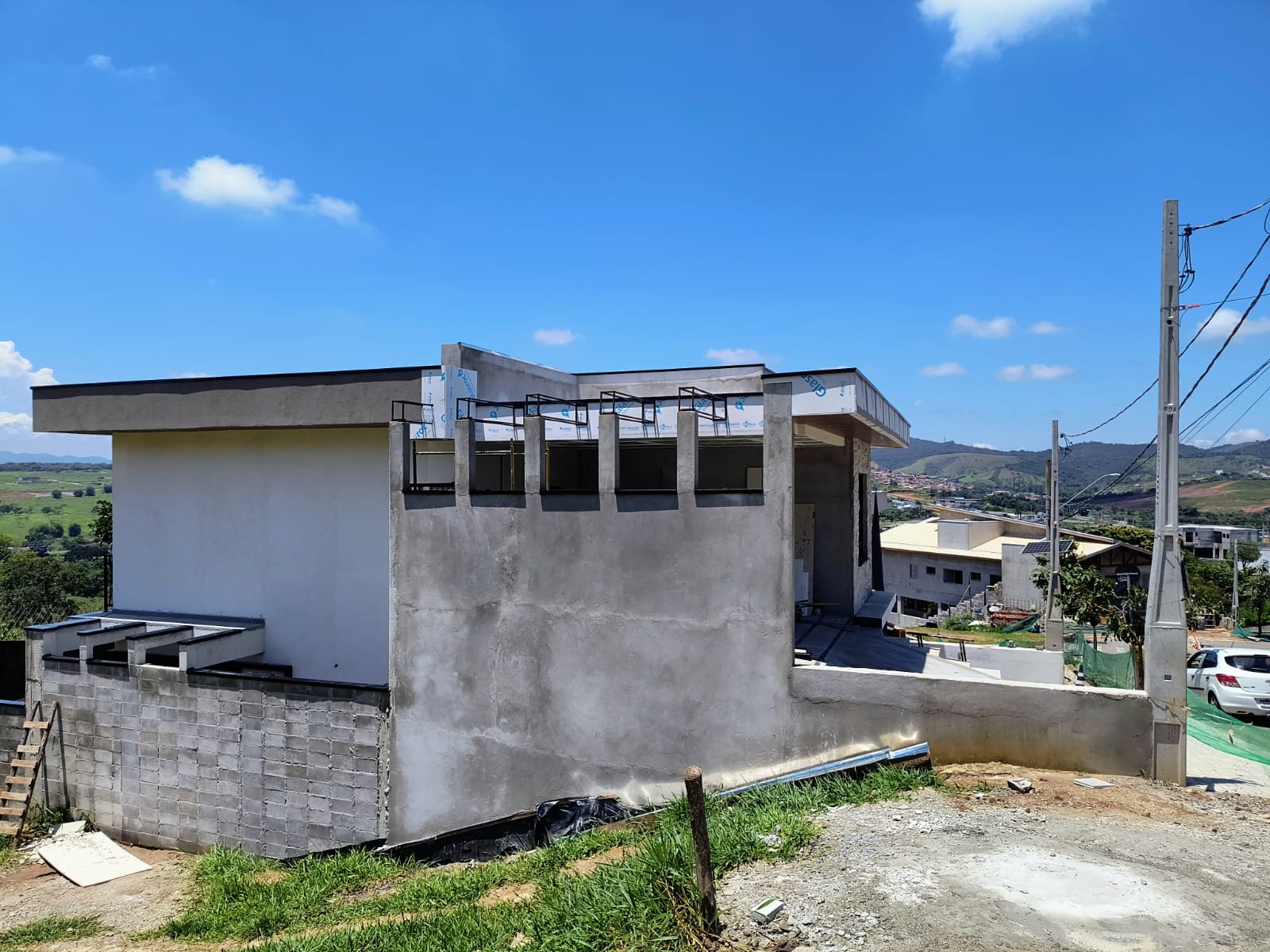 Residência de alto padrão em fase de acabamento externo